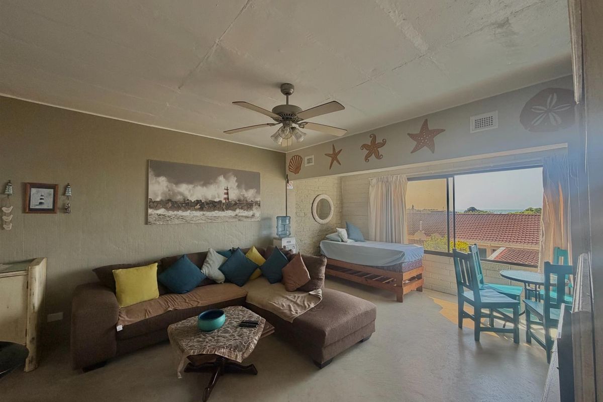 Beachside Bliss - Fully Furnished Apartment in Prime Coastal Location - Photo 3