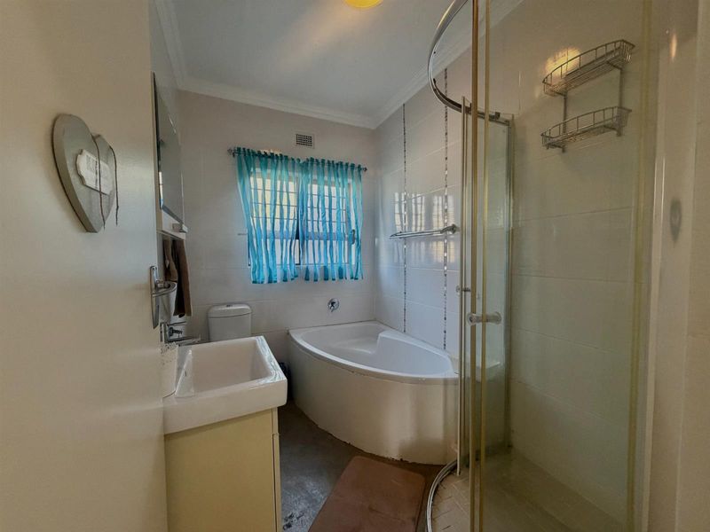 Beachside Bliss - Fully Furnished Apartment in Prime Coastal Location - Photo 8