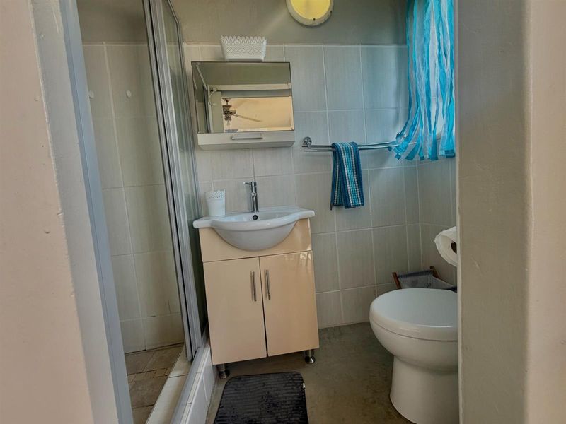 Beachside Bliss - Fully Furnished Apartment in Prime Coastal Location - Photo 7