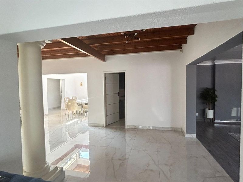 House For Sale in Waterkloof Ridge, Pretoria - Photo 2