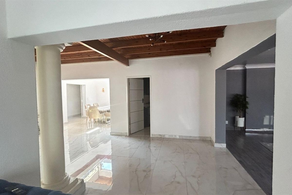 House For Sale in Waterkloof Ridge, Pretoria - Photo 2