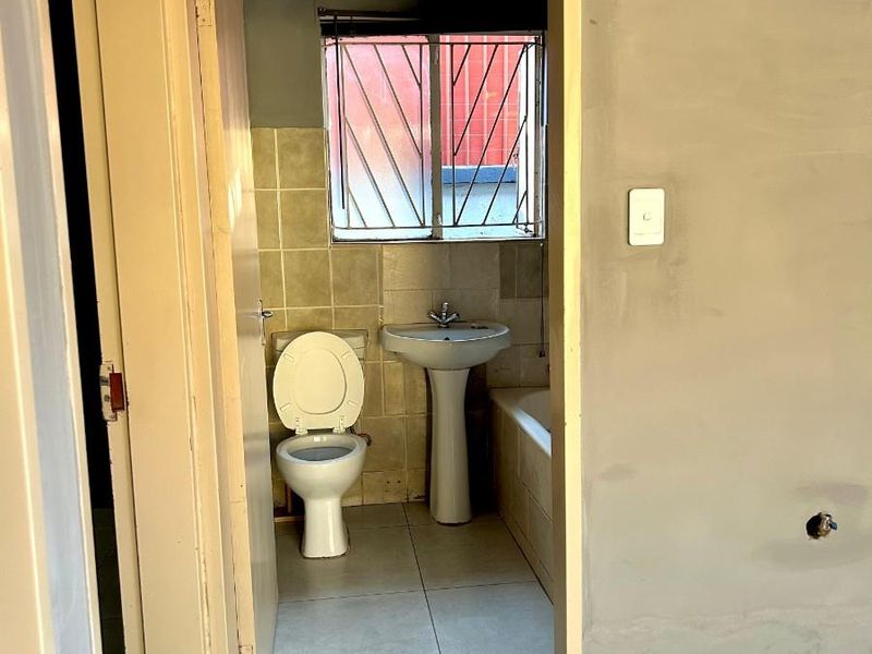 2 Bedroom House to Rent in Soshanguve B2, Utilities Included - Photo 3