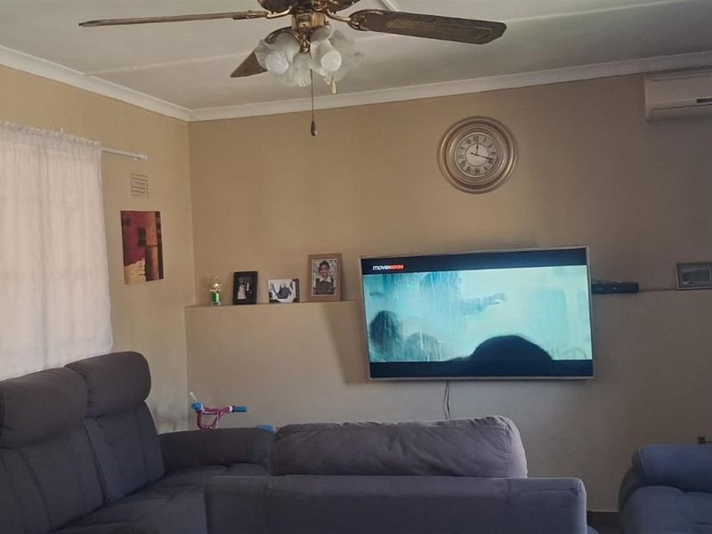 3 Bedroom House for Sale in Woodview, Phoenix, KwaZulu Natal - Photo 5