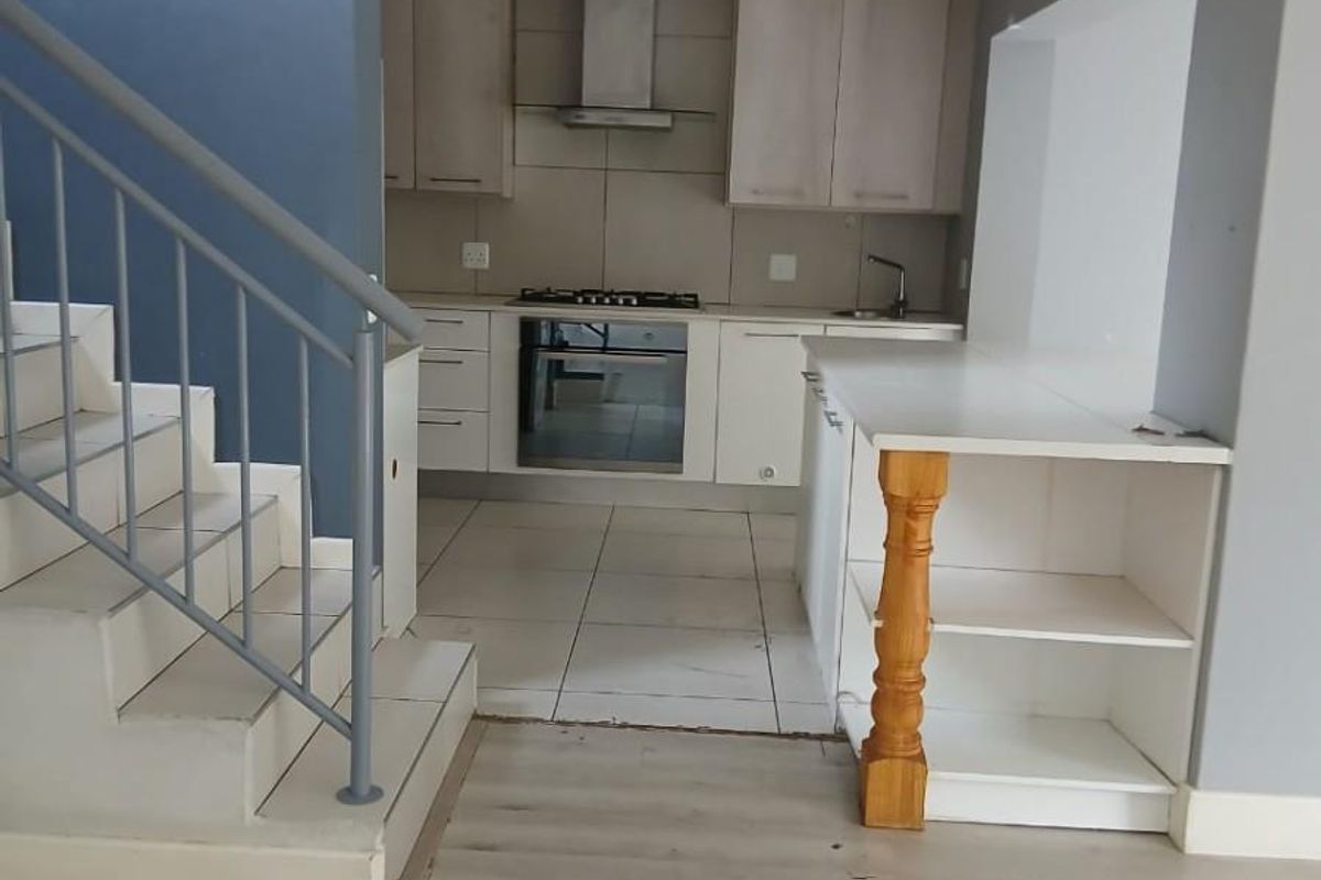 4 Bed,Pet Friendly Duplex To Rent in Bryanston, Sandton - Photo 2