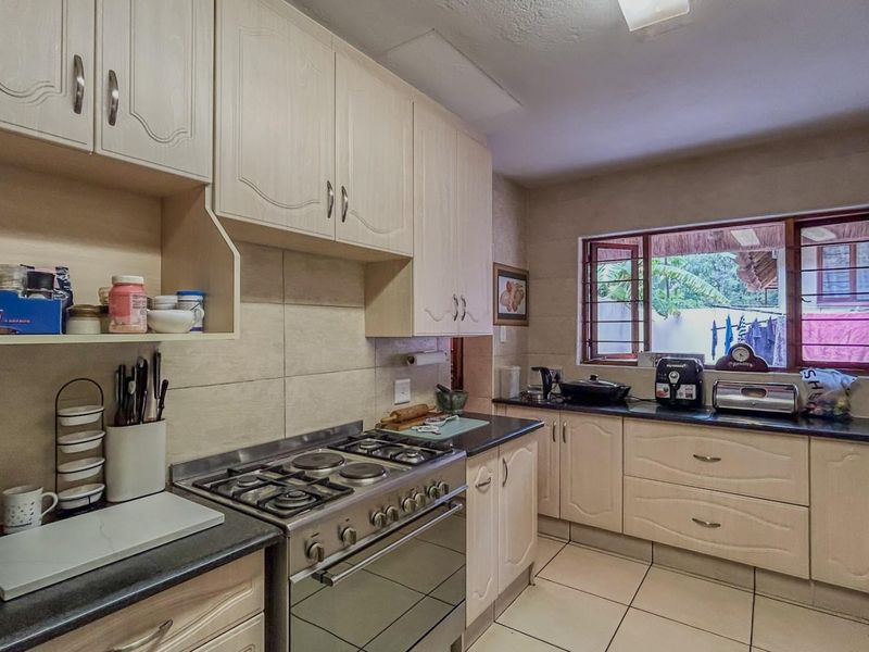 Expansive 5 Bedroomed  Family Home on Prime Street - Photo 10