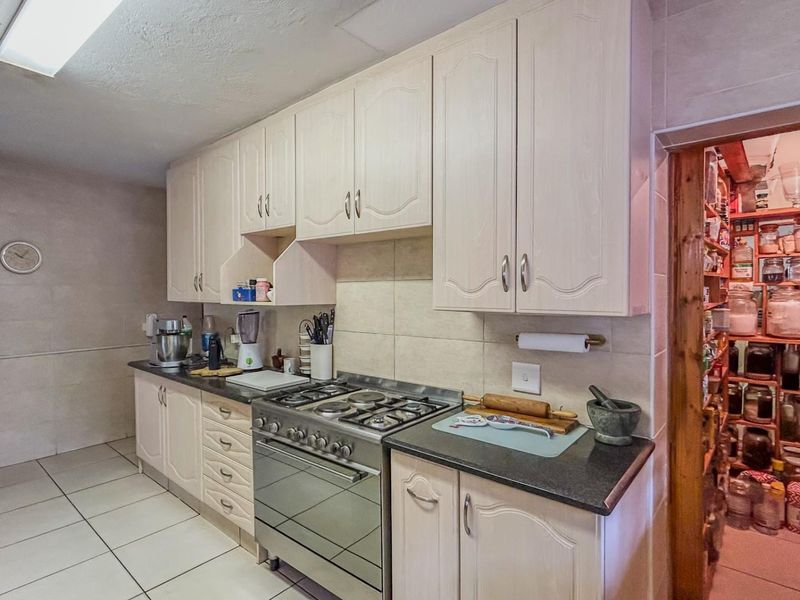 Expansive 5 Bedroomed  Family Home on Prime Street - Photo 8