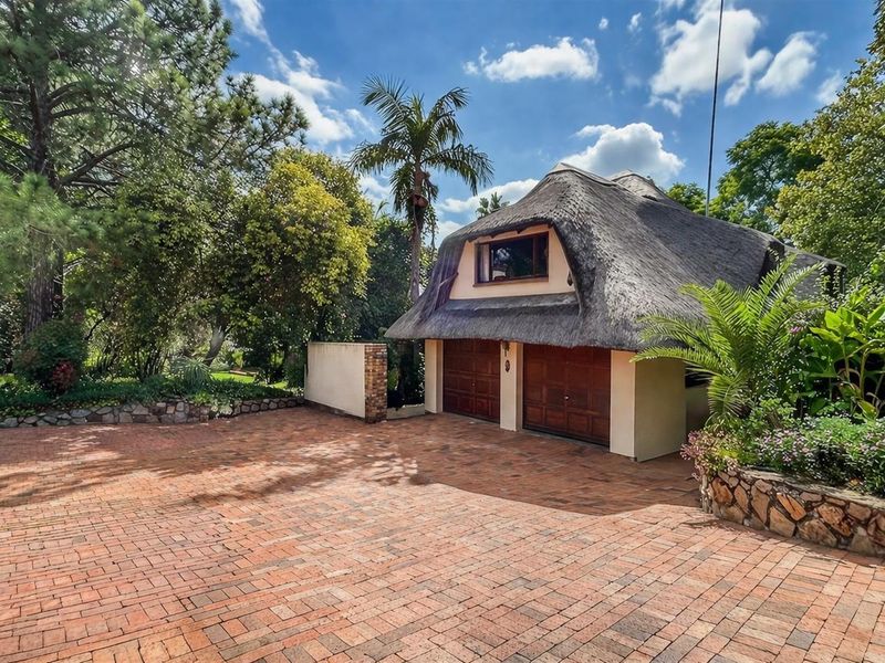 Expansive 5 Bedroomed  Family Home on Prime Street - Photo 5