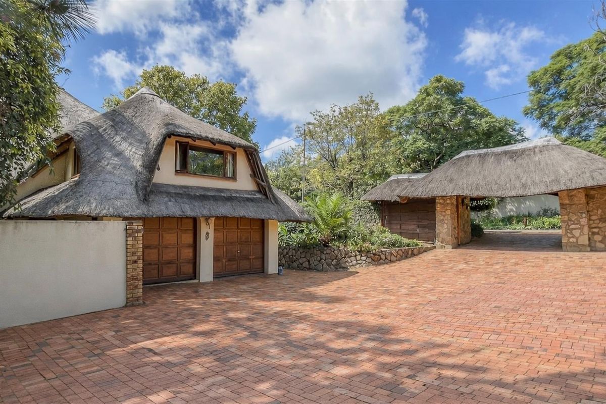 Expansive 5 Bedroomed  Family Home on Prime Street - Photo 4