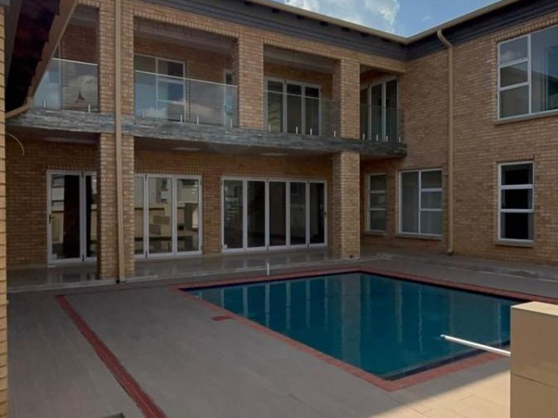 A Luxurious  Dream Home For Sale in Helderwyk, Brakpan - Photo 3