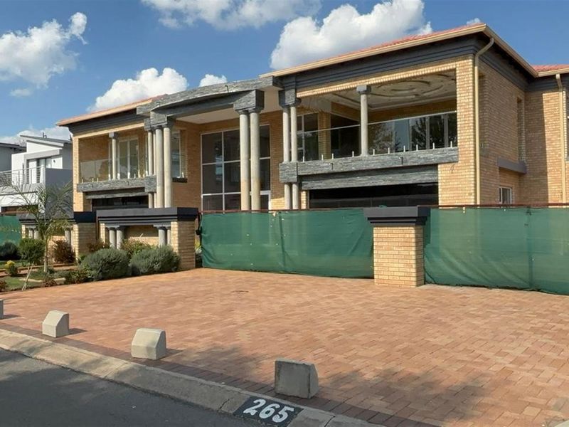 A Luxurious  Dream Home For Sale in Helderwyk, Brakpan - Photo 2