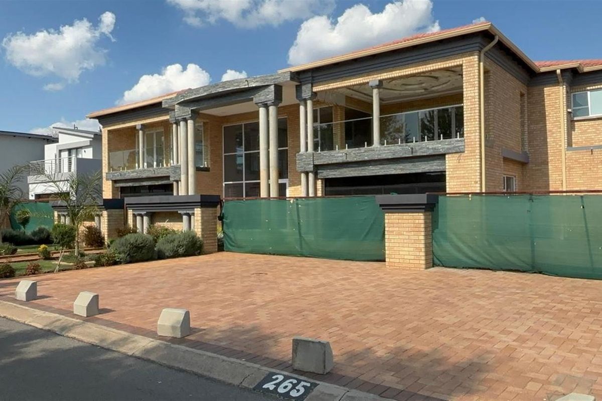 A Luxurious  Dream Home For Sale in Helderwyk, Brakpan - Photo 2