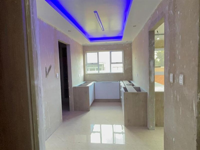 A Luxurious  Dream Home For Sale in Helderwyk, Brakpan - Photo 6