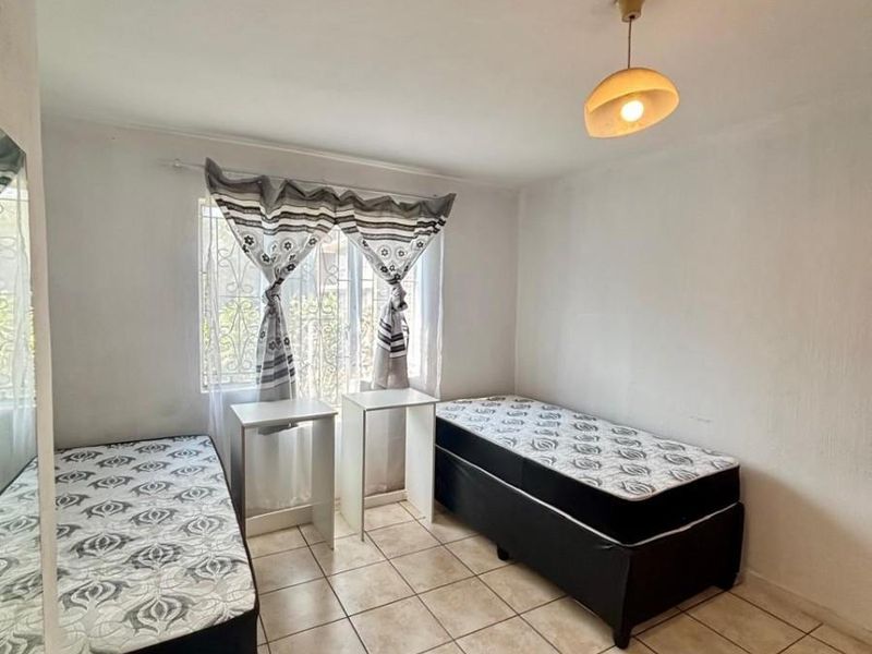 Prime Scottsville Apartment | Walk to UKZN | High-Return Unit +/- R12k pm | Secured Complex - Photo 3