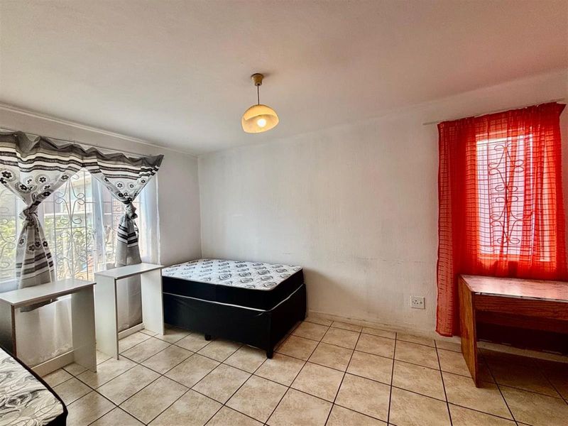 Prime Scottsville Apartment | Walk to UKZN | High-Return Unit +/- R12k pm | Secured Complex - Photo 4