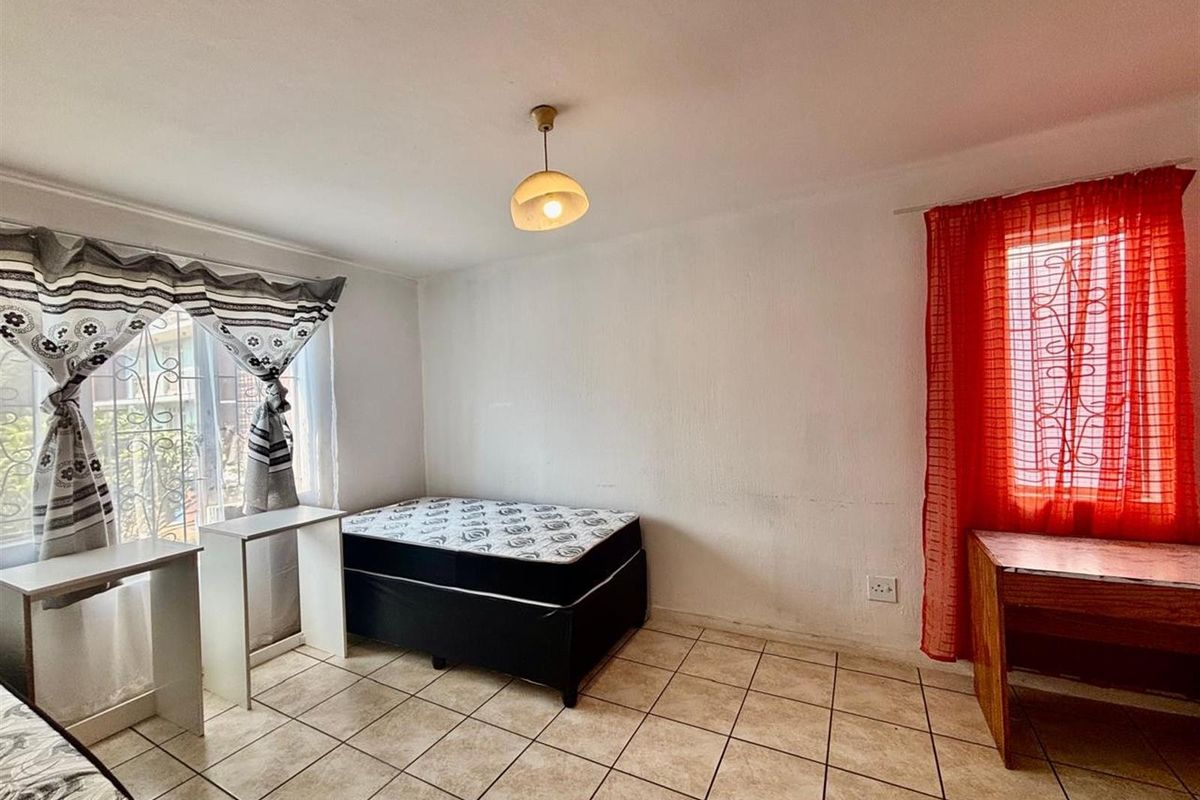 Prime Scottsville Apartment | Walk to UKZN | High-Return Unit +/- R12k pm | Secured Complex - Photo 4