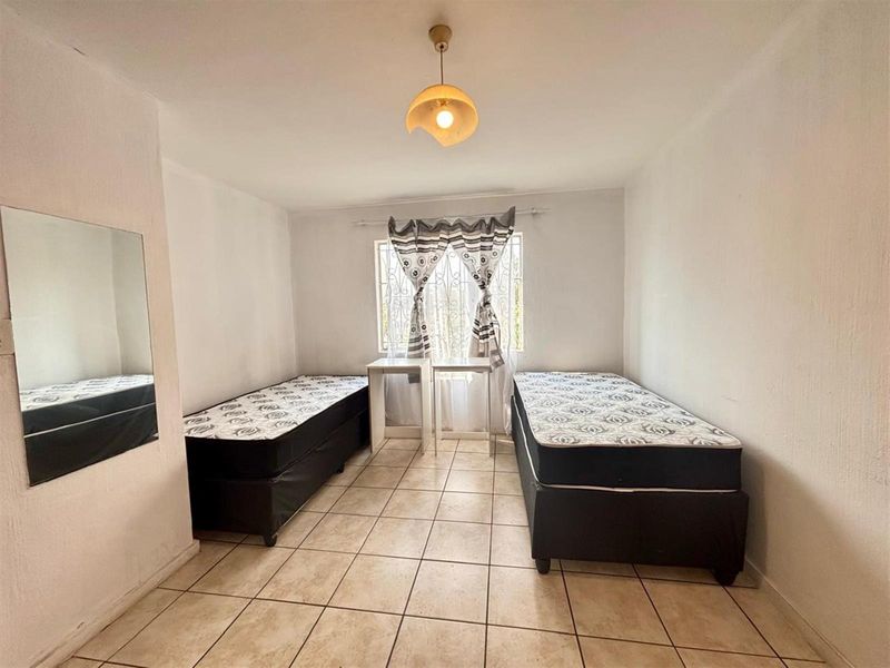 Prime Scottsville Apartment | Walk to UKZN | High-Return Unit +/- R12k pm | Secured Complex - Photo 2