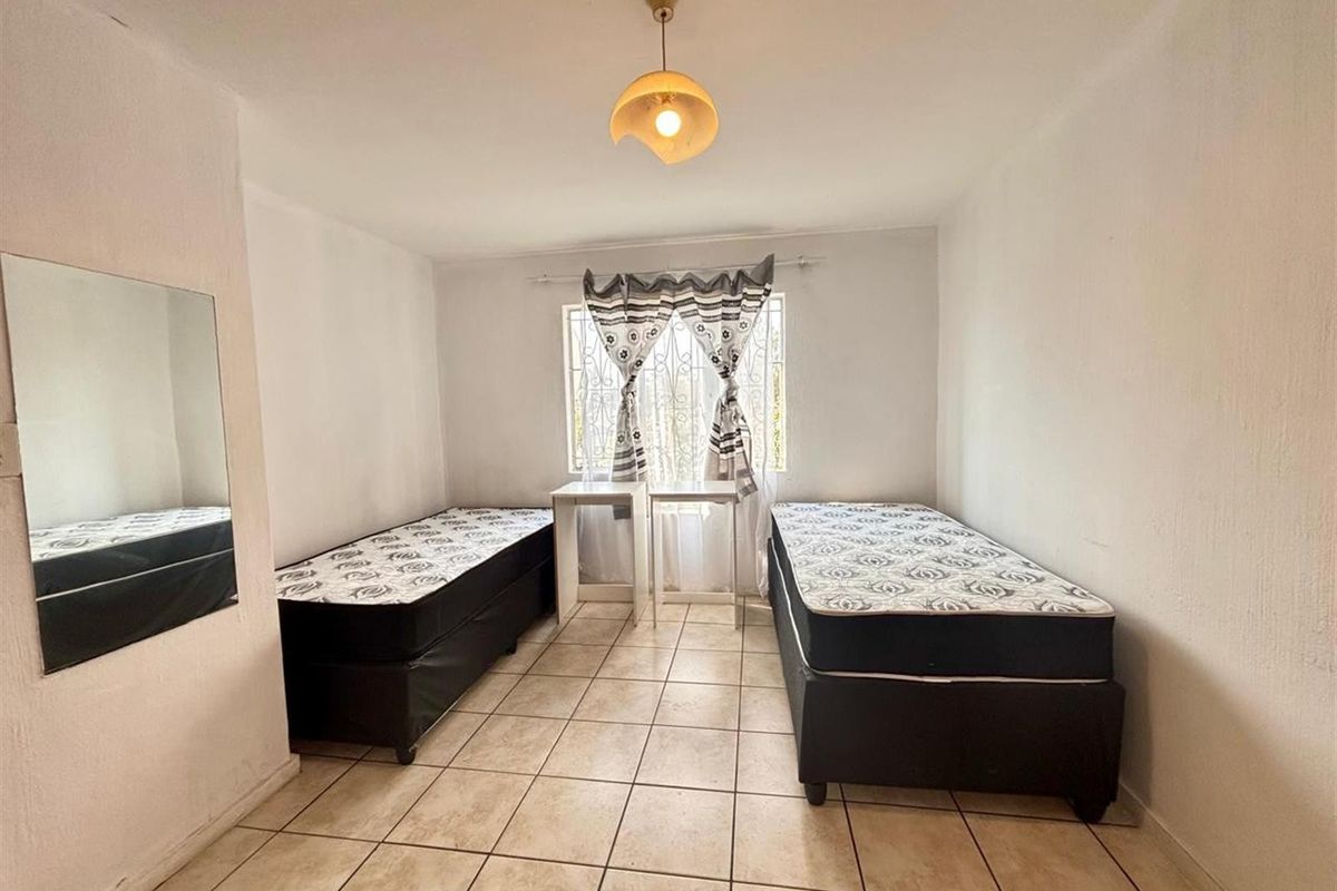 Prime Scottsville Apartment | Walk to UKZN | High-Return Unit +/- R12k pm | Secured Complex - Photo 2