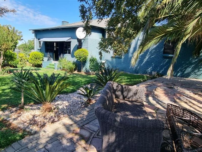 Spacious Family Haven with Income Potential in Sought-After Suburb! - Photo 2