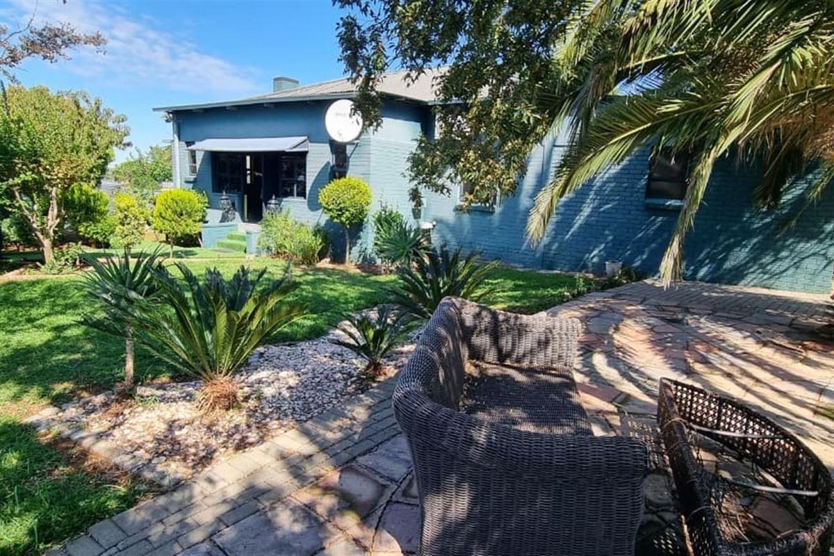 Spacious Family Haven with Income Potential in Sought-After Suburb! - Photo 2