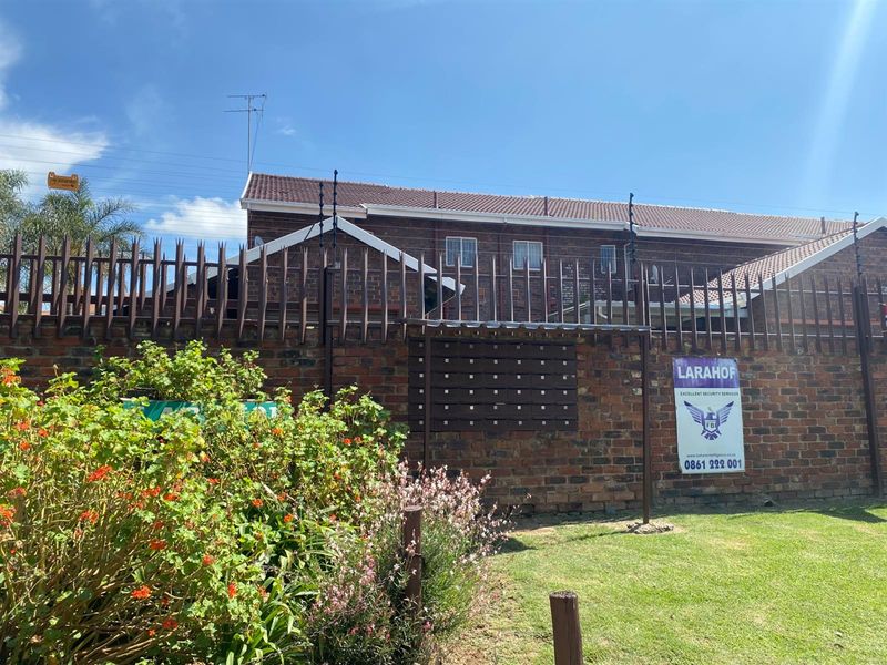Townhouse For Sale in Birchleigh, Kempton Park - Photo 2