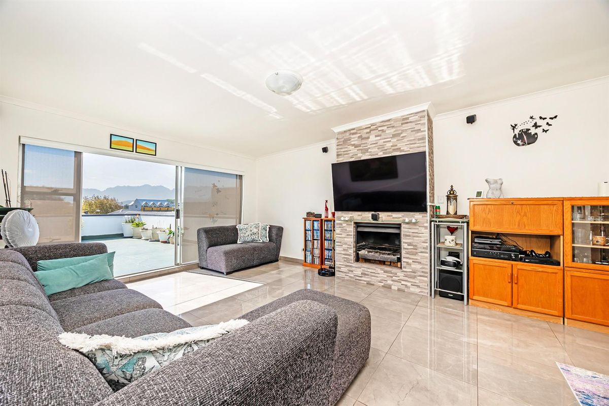 Modern ,Elegant 3-Bedroom Penthouse Beach Front Apartment - Airbnb Allowed - Photo 3