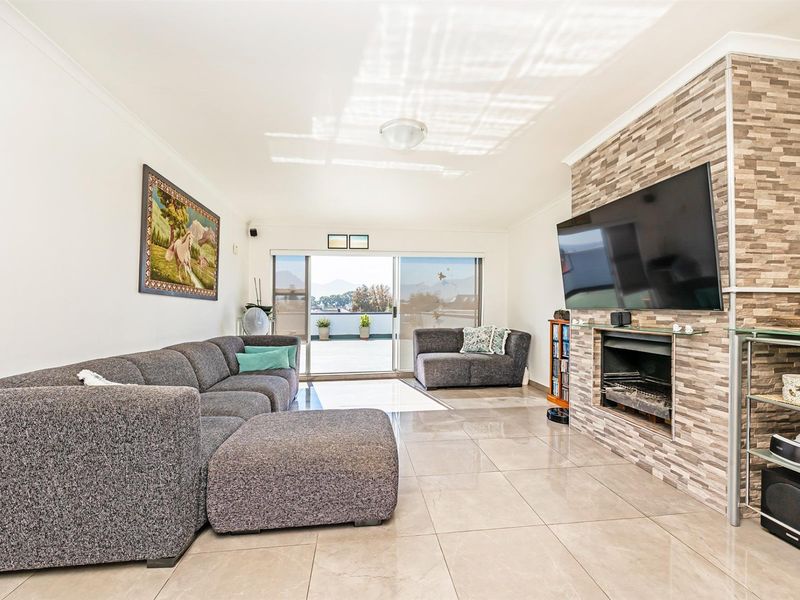 Modern ,Elegant 3-Bedroom Penthouse Beach Front Apartment - Airbnb Allowed - Photo 9