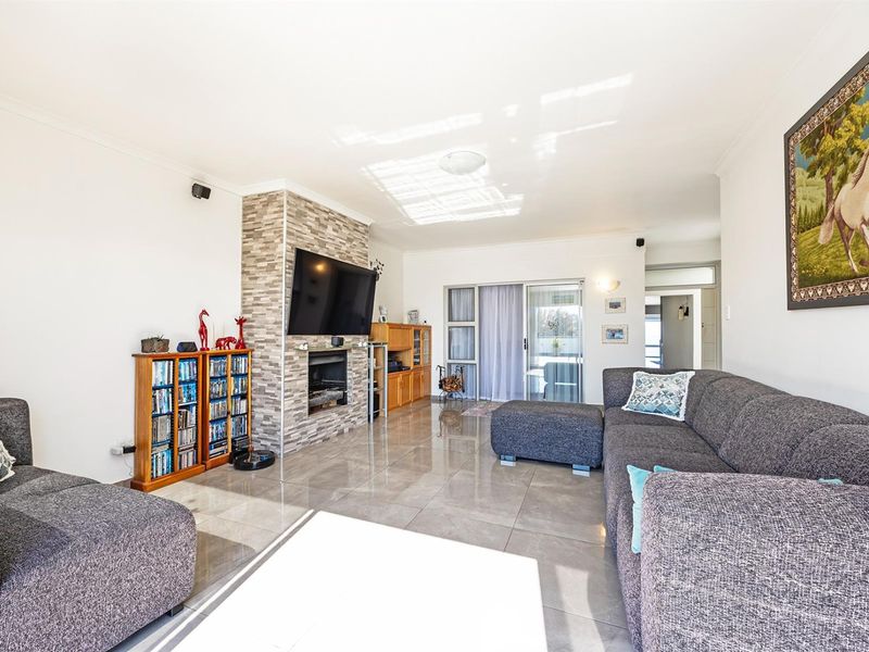 Modern ,Elegant 3-Bedroom Penthouse Beach Front Apartment - Airbnb Allowed - Photo 10