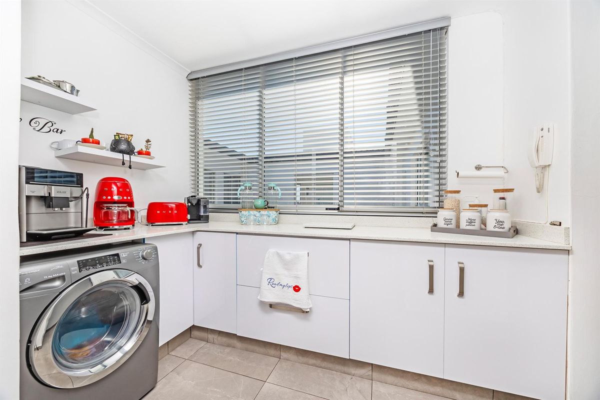 Modern ,Elegant 3-Bedroom Penthouse Beach Front Apartment - Airbnb Allowed - Photo 5