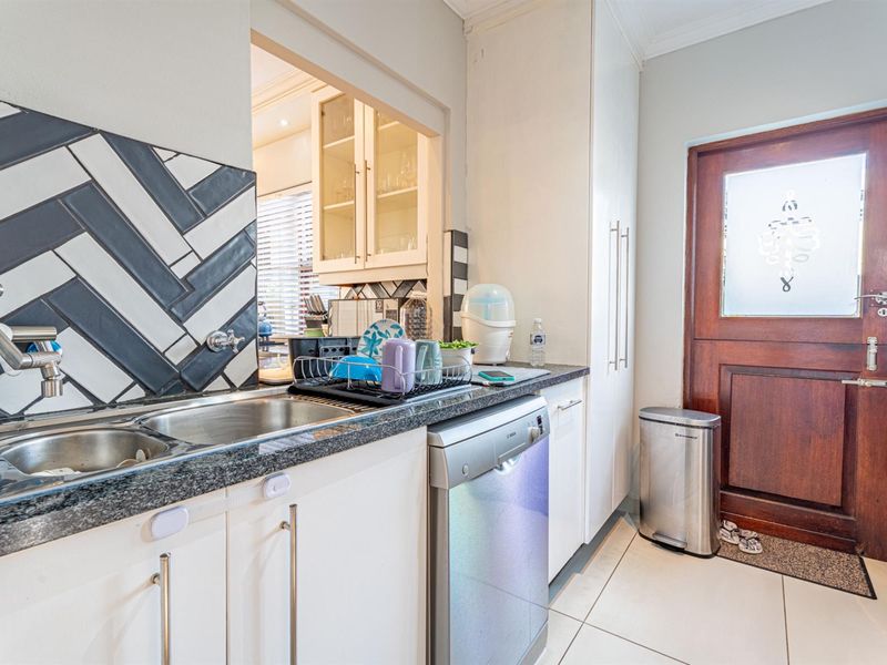 ULTRA-MODERN LIVING WITH FULLY INTEGRATED BACKUP SYSTEMS AND ENTERTAINER’S DREAM FEATURES - Photo 7