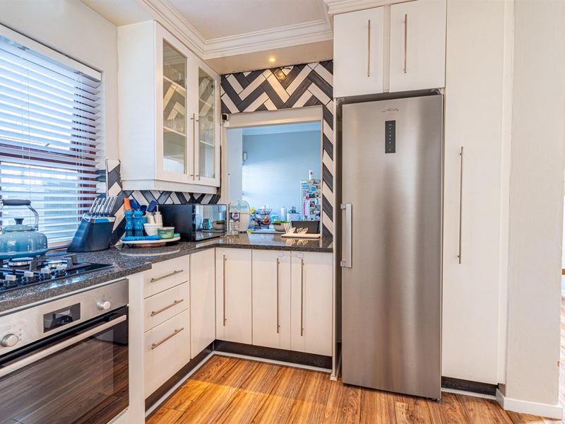 ULTRA-MODERN LIVING WITH FULLY INTEGRATED BACKUP SYSTEMS AND ENTERTAINER’S DREAM FEATURES - Photo 6