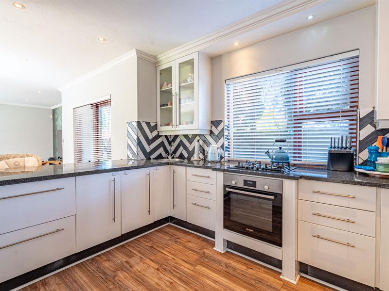 ULTRA-MODERN LIVING WITH FULLY INTEGRATED BACKUP SYSTEMS AND ENTERTAINER’S DREAM FEATURES - Photo 5