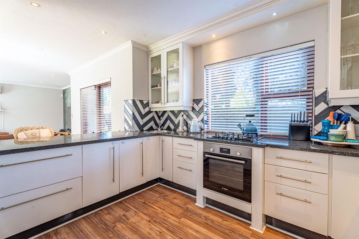 ULTRA-MODERN LIVING WITH FULLY INTEGRATED BACKUP SYSTEMS AND ENTERTAINER’S DREAM FEATURES - Photo 5