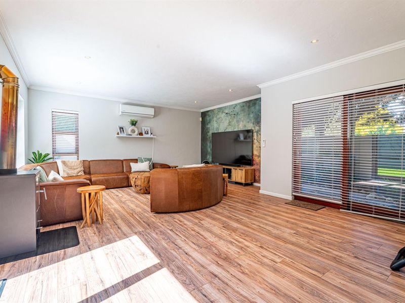 ULTRA-MODERN LIVING WITH FULLY INTEGRATED BACKUP SYSTEMS AND ENTERTAINER’S DREAM FEATURES - Photo 9