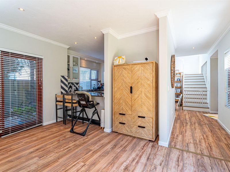 ULTRA-MODERN LIVING WITH FULLY INTEGRATED BACKUP SYSTEMS AND ENTERTAINER’S DREAM FEATURES - Photo 4