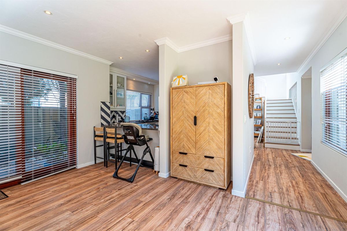 ULTRA-MODERN LIVING WITH FULLY INTEGRATED BACKUP SYSTEMS AND ENTERTAINER’S DREAM FEATURES - Photo 4