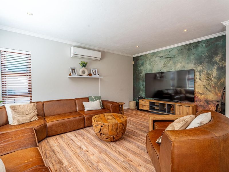 ULTRA-MODERN LIVING WITH FULLY INTEGRATED BACKUP SYSTEMS AND ENTERTAINER’S DREAM FEATURES - Photo 3