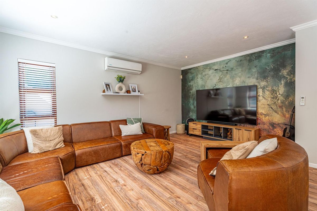 ULTRA-MODERN LIVING WITH FULLY INTEGRATED BACKUP SYSTEMS AND ENTERTAINER’S DREAM FEATURES - Photo 3