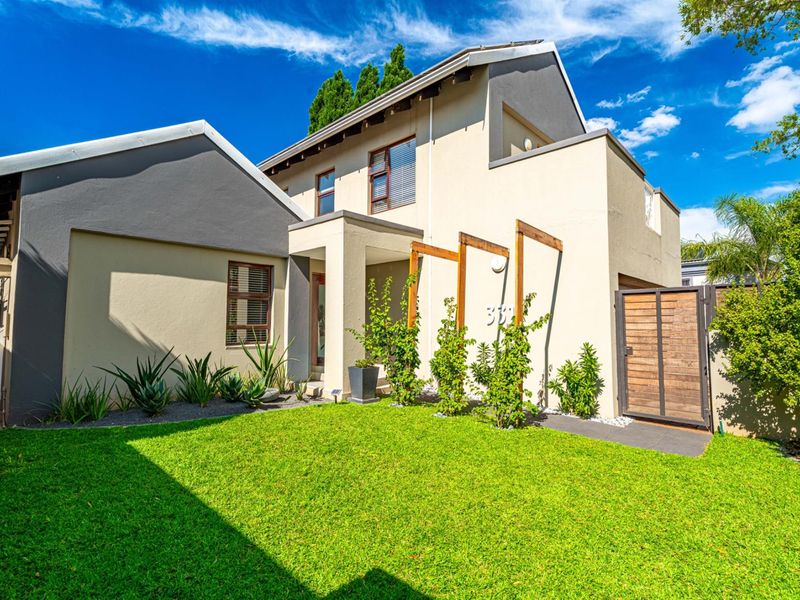 ULTRA-MODERN LIVING WITH FULLY INTEGRATED BACKUP SYSTEMS AND ENTERTAINER’S DREAM FEATURES - Photo 2