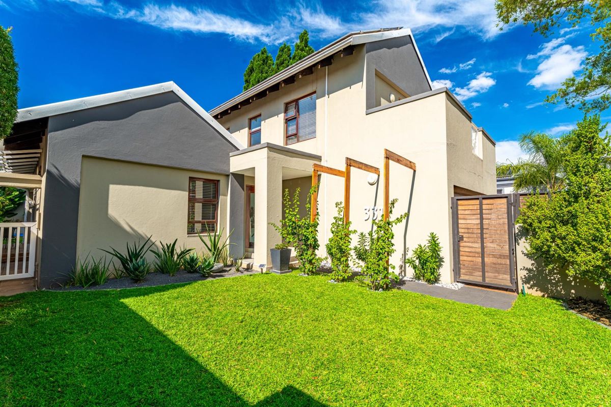 ULTRA-MODERN LIVING WITH FULLY INTEGRATED BACKUP SYSTEMS AND ENTERTAINER’S DREAM FEATURES - Photo 2