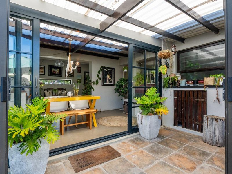 Coastal 4 Bedroom Family Home - Photo 2