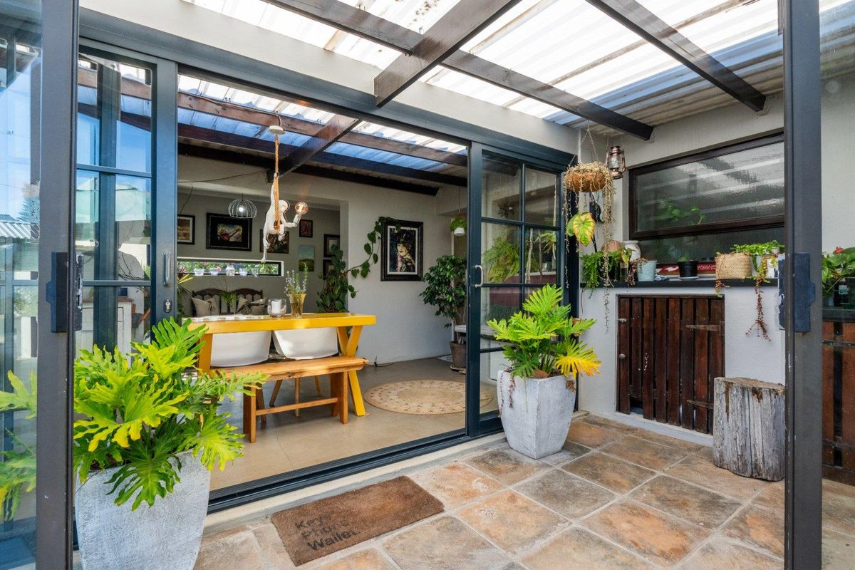 Coastal 4 Bedroom Family Home - Photo 2