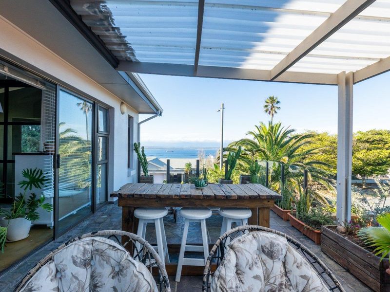 Coastal 4 Bedroom Family Home - Photo 4