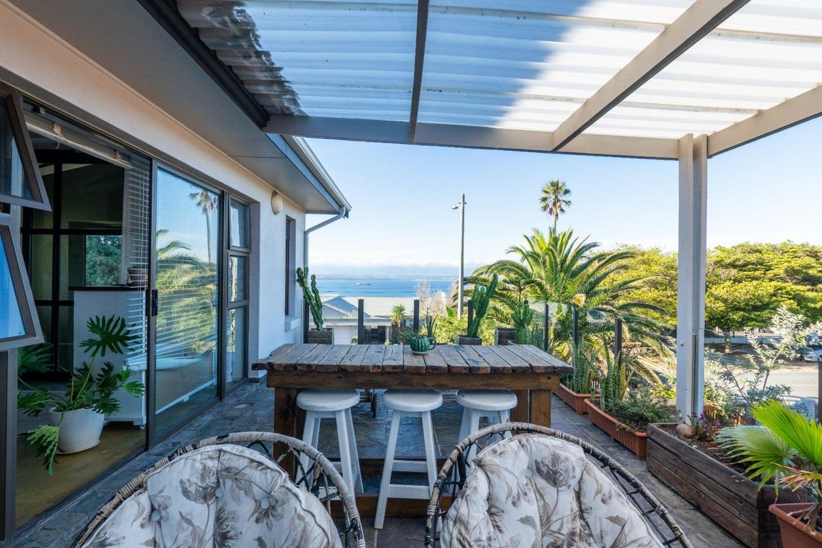 Coastal 4 Bedroom Family Home - Photo 4
