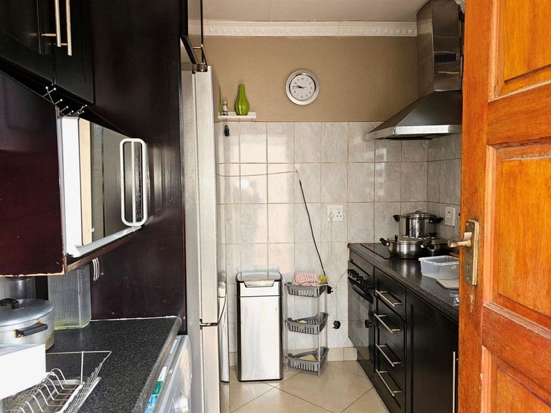 2 Bedroom Family Home To Rent in Riverlea, Johannesburg - Photo 4