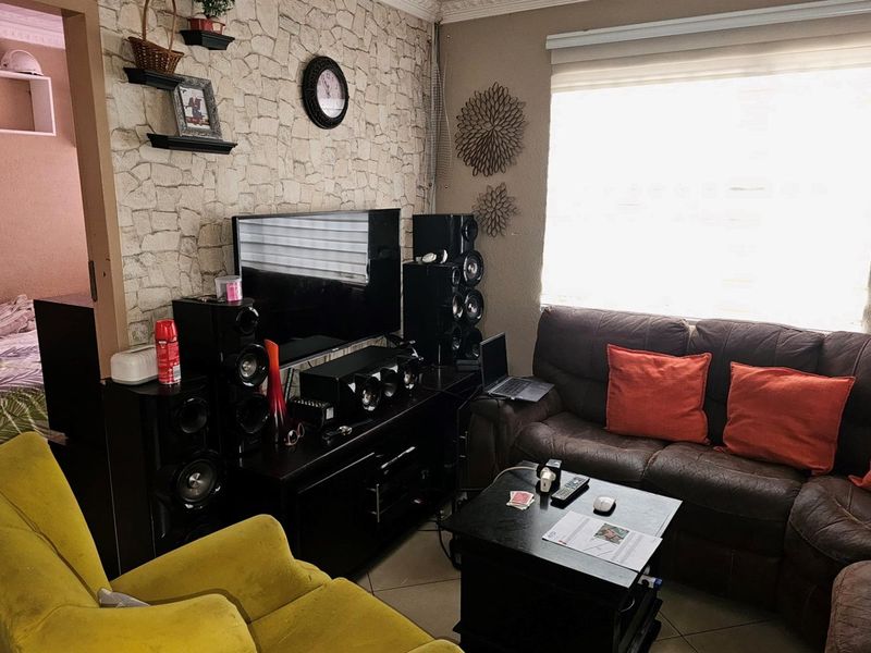 2 Bedroom Family Home To Rent in Riverlea, Johannesburg - Photo 8