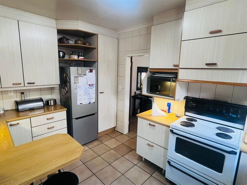 Spacious Family Home with 2 Flatlets and a Pool for Sale in Lyttelton Manor, Centurion - Photo 8