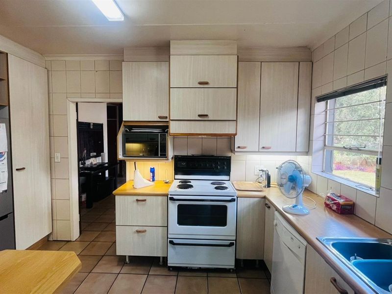 Spacious Family Home with 2 Flatlets and a Pool for Sale in Lyttelton Manor, Centurion - Photo 7