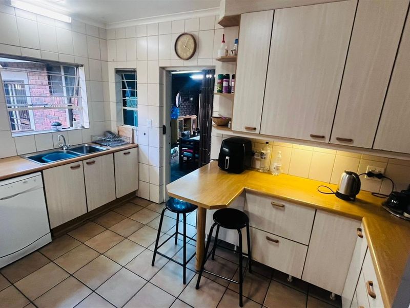 Spacious Family Home with 2 Flatlets and a Pool for Sale in Lyttelton Manor, Centurion - Photo 5
