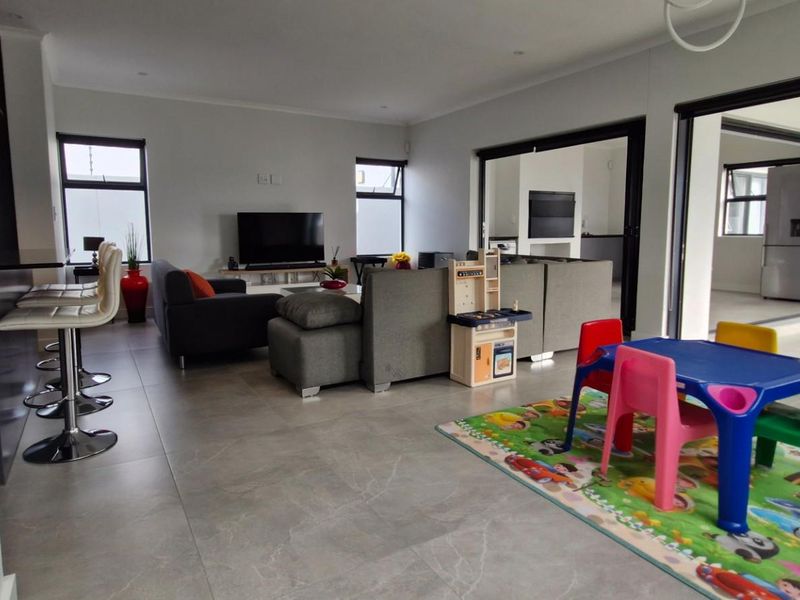 Modern 4-Bedroom Double-Storey Home in Sought-After Sandown - Photo 10