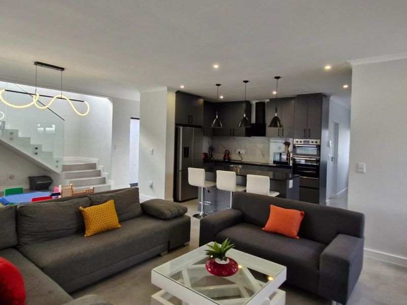 Modern 4-Bedroom Double-Storey Home in Sought-After Sandown - Photo 9